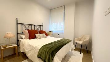 2 quartos, ferros/tábuas de passar roupa, roupa de cama