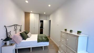 2 bedrooms, iron/ironing board, bed sheets