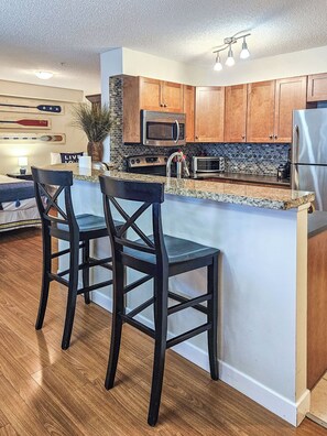 Fridge, microwave, oven, stovetop - 2 BDRM plus den / Near Lake / Beach 2mins away (Invermere)