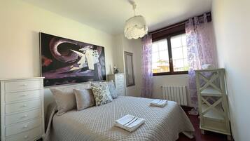3 bedrooms, iron/ironing board, bed sheets