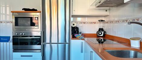 Réfrigérateur, micro-ondes, four, lave-vaisselle