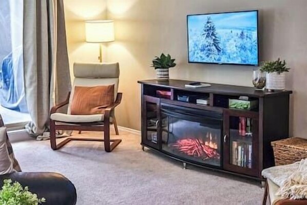 Een televisie en een open haard