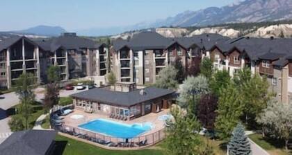 2 BDRM / Lakeside / Pool / AC