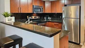 雪櫃、微波爐、焗爐、爐具