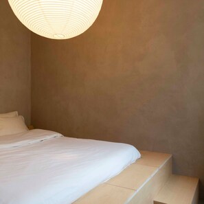 Suite (HO'M) | 1 chambre, mini-bar avec articles gratuits, ameublement personnalisé