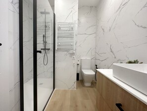 Sèche-cheveux, serviettes fournies