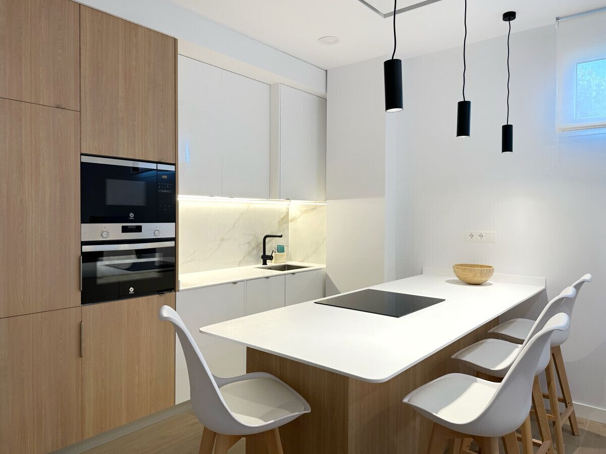 冷蔵庫、電子レンジ、コーヒー / ティーメーカー、ハイチェア