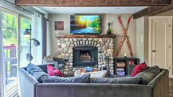 Una televisión, una chimenea
