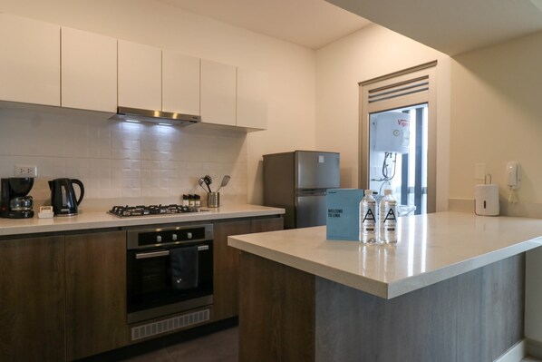 冷蔵庫、電子レンジ、オーブン、コンロ