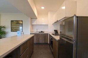 Kjøleskap, mikrobølgeovn, ovn og kokeplater