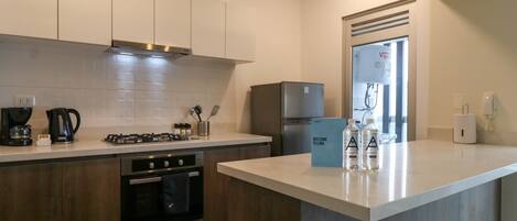 Een koelkast, een microgolfoven, een oven, een kookplaat