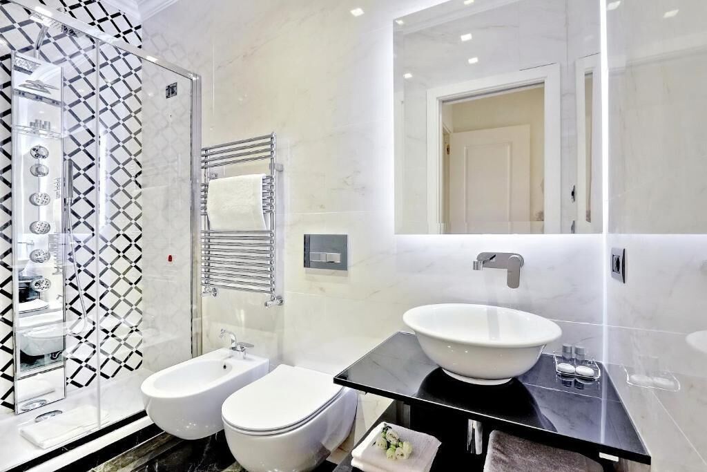 Deluxe-Vierbettzimmer | Badezimmer | Dusche, Regendusche, Haartrockner, Hausschuhe