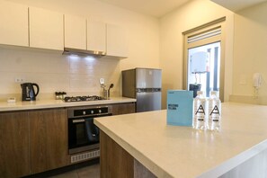 Frigorífico, microondas, horno y placa de cocina