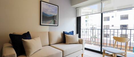 Una televisión, una oficina