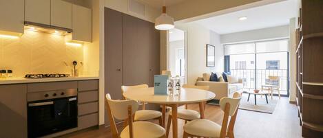 Jääkaappi, mikroaaltouuni, uuni, liesi