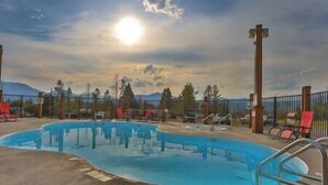 Une piscine avec vue sur les montagnes en arrière-plan.