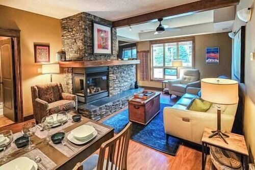 Modern 2BR - Scenic Balcony Views - Hot tub - Pool