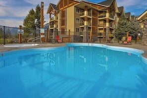 Pool - Modern 2BR - Scenic Balcony Views - Hot tub - Pool (Radium Hot Springs)