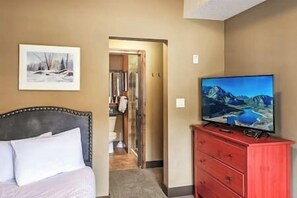 2 bedrooms, WiFi, bed sheets - Modern 2BR - Scenic Balcony Views - Hot tub - Pool (Radium Hot Springs)