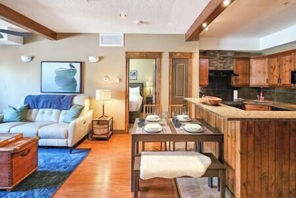 TV, fireplace - Modern 2BR - Scenic Balcony Views - Hot tub - Pool (Radium Hot Springs)