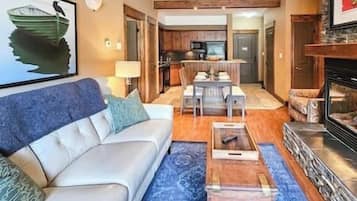 Een televisie en een open haard