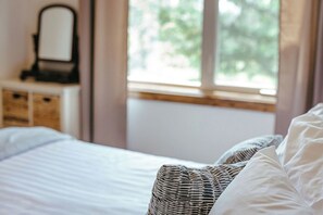 2 bedrooms, iron/ironing board, Internet, bed sheets - 2 Bedroom - A/C - Pool - Hot tub (Radium Hot Springs)