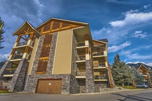 Exterior - 2 Bedroom - A/C - Pool - Hot tub (Radium Hot Springs)