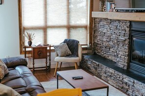 Televisión y chimenea 