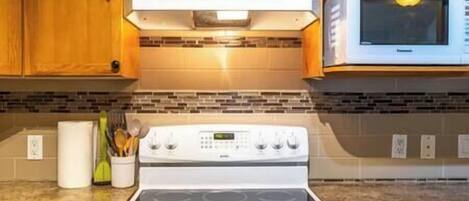 Een koelkast, een microgolfoven, een oven, een kookplaat