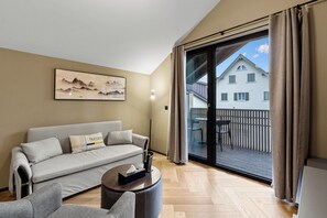 Superior Apartment | Living area | Smart TV, toys - BERG & BERG HOTEL Kerns - Self-Check-in (Kerns)