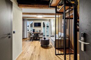 Comfort appartement | Woonruimte | Een smart-tv en speelgoed