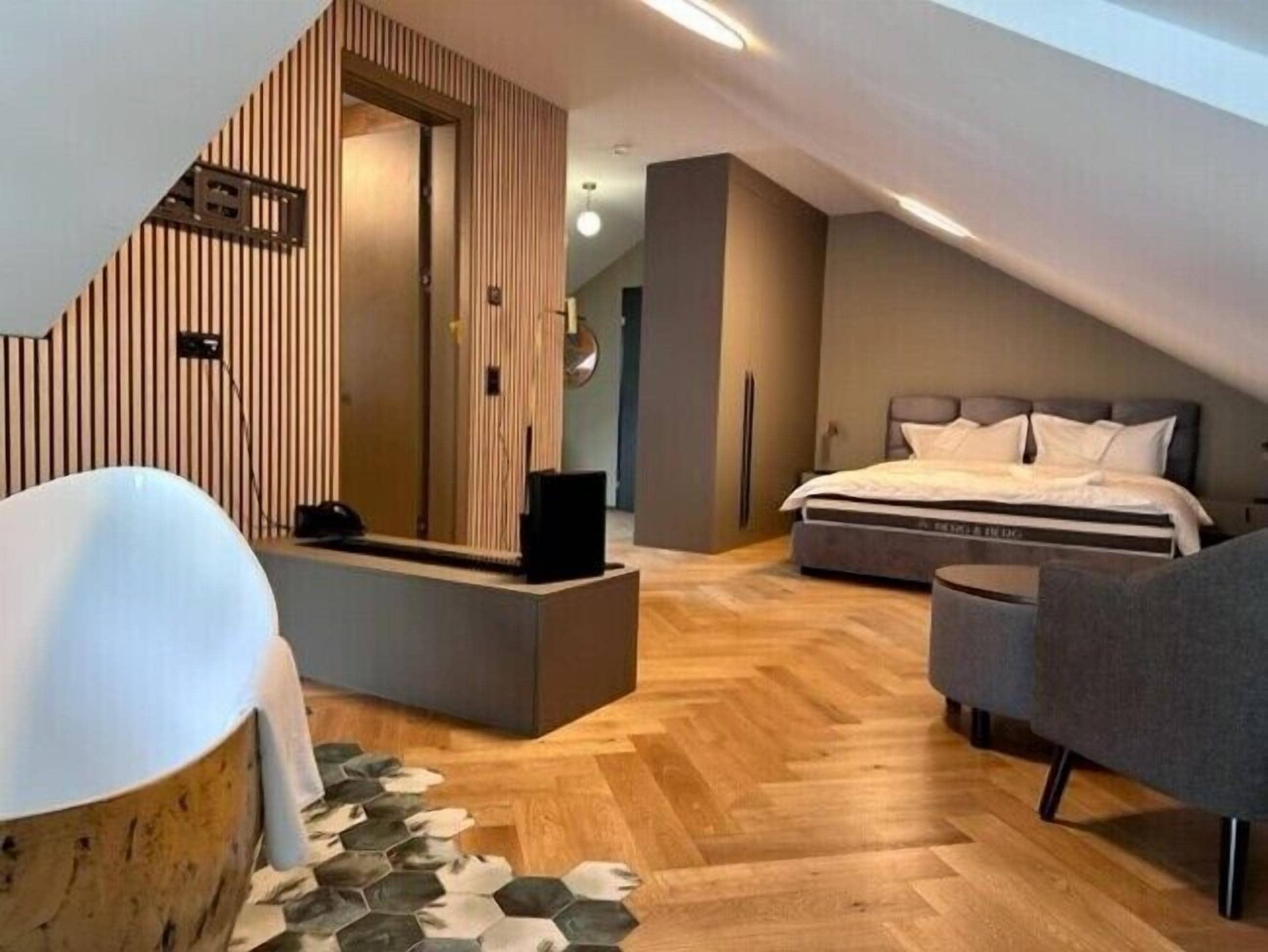 Suite Superior | Seprai premium, brankas, dan didekorasi berbeda-beda