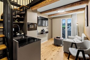 Standaard appartement | Woonruimte | Een smart-tv en speelgoed