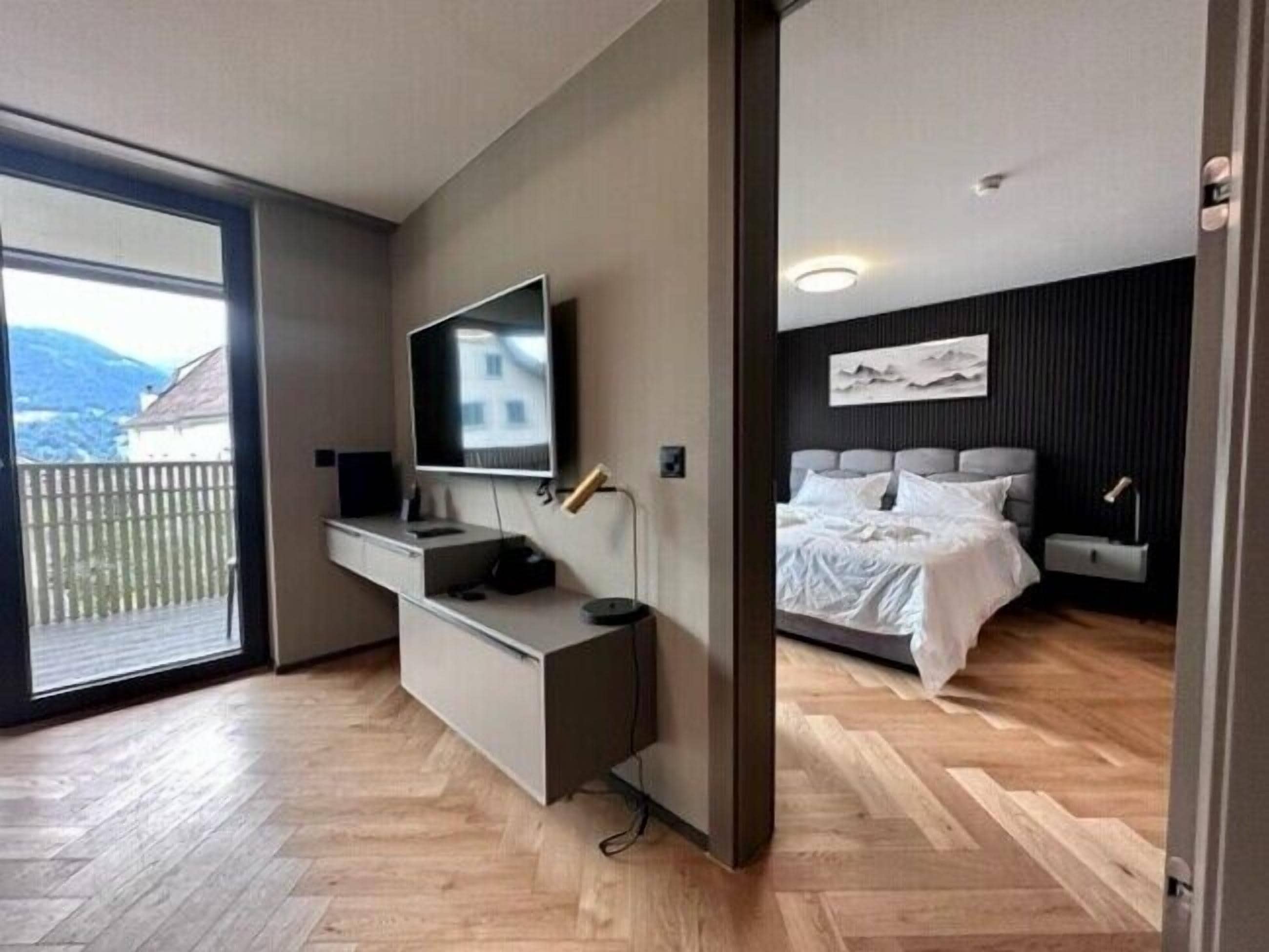 Junior-sviitti | Ylelliset vuodevaatteet, tallelokero huoneessa