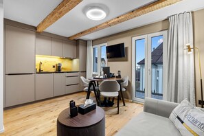 Comfort Apartment | Living area | Smart TV, toys - BERG & BERG HOTEL Kerns - Self-Check-in (Kerns)