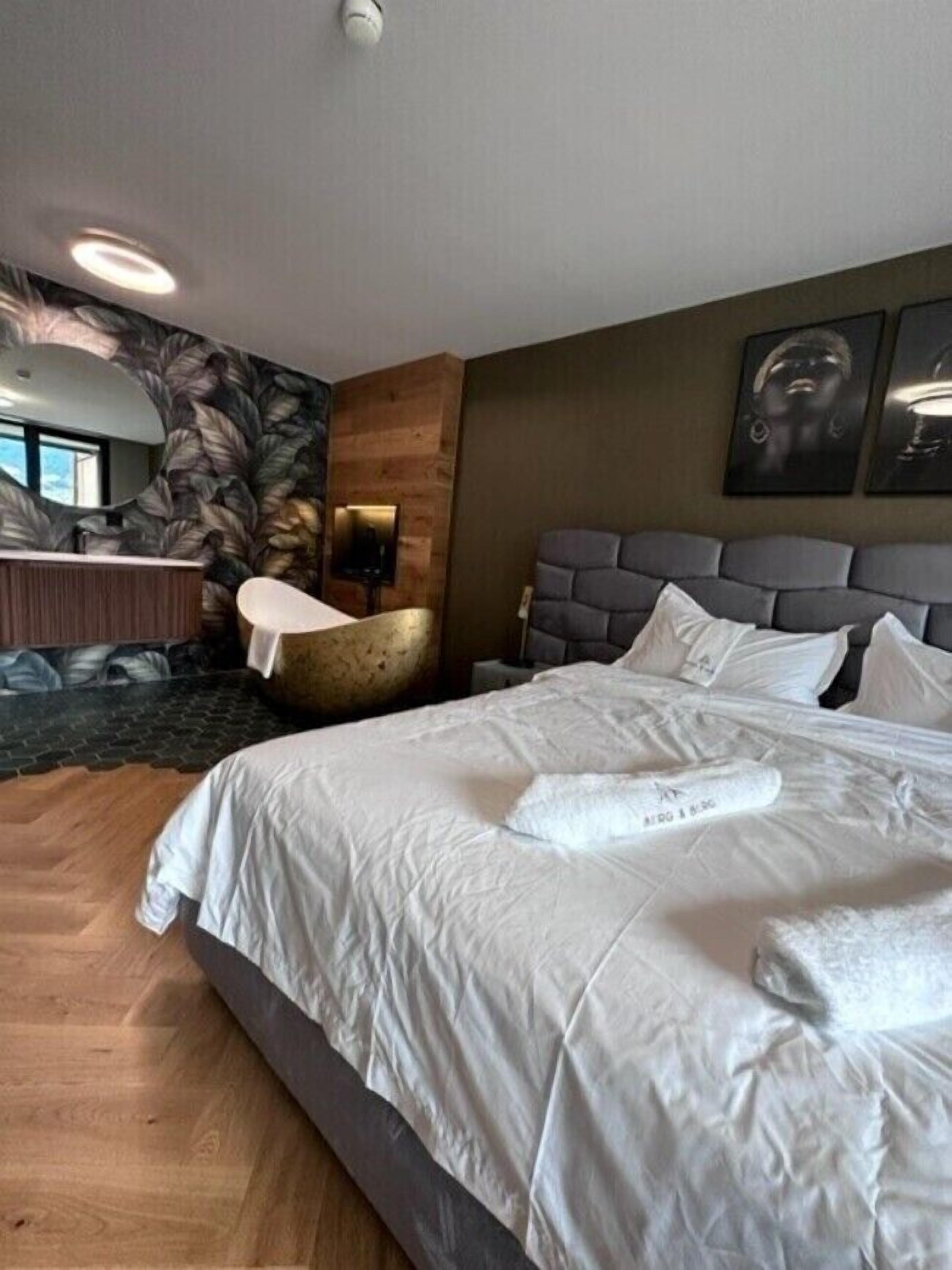 Suíte standard | Roupas de cama premium, cofres nos quartos, individualmente decorados