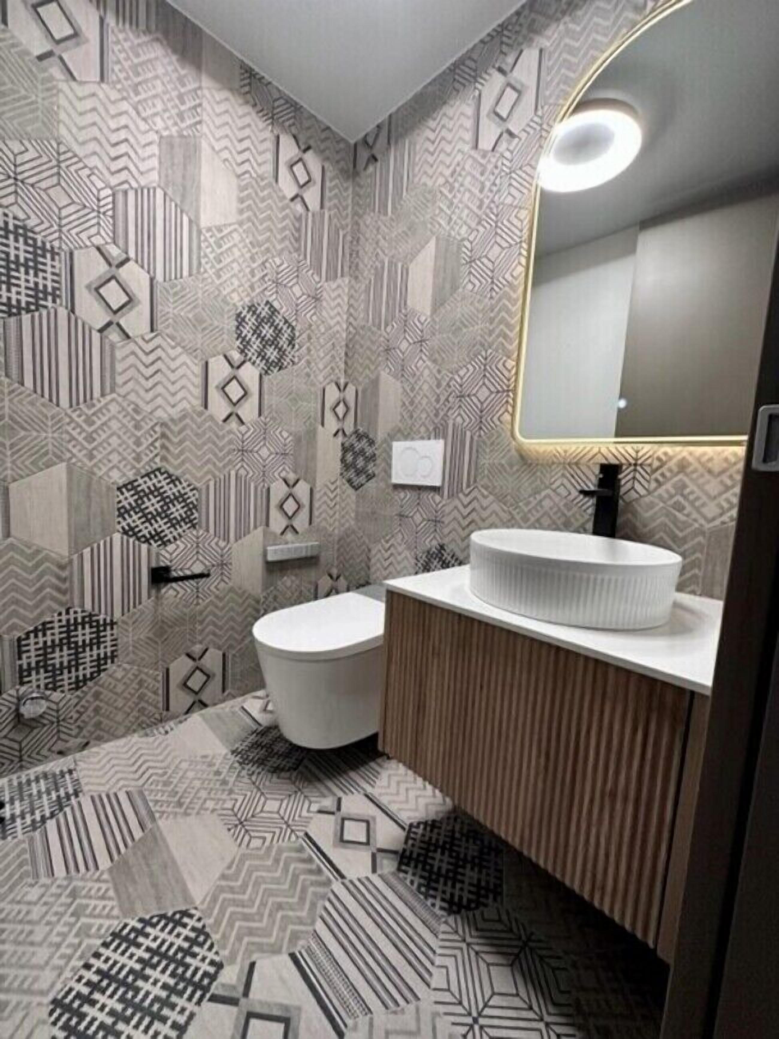 Standard-sviitti | Kylpyhuone | Suihku, sadesuihkupää, ilmaiset hygieniatuotteet, hiustenkuivaaja