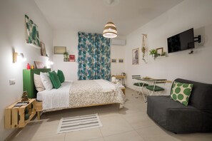 Comfort Triple Room | Down comforters, in-room safe, blackout drapes, iron/ironing board - Flegreo bed and breakfast (Naples)