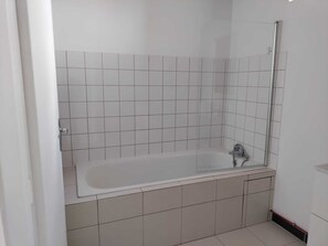 Towels, soap, shampoo, toilet paper