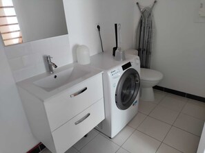 Towels, soap, shampoo, toilet paper