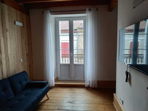 Large, bright, fully-equipped 3-room apartment