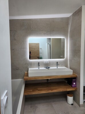 Dusche, Haartrockner, Handtücher