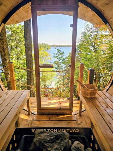 OTTER'S HOLT - Lakeside retreat with hot tub & sauna