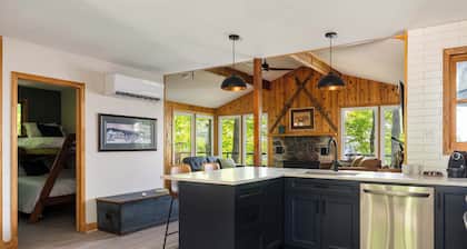OTTER'S HOLT - Lakeside retreat with hot tub & sauna
