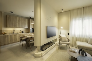 Luxe appartement, balkon | Woonruimte | Een 55-inch smart-tv met digitale zenders, Netflix en streamingdiensten