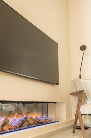 55 インチのスマートテレビ (デジタル放送視聴可)、Netflix、ストリーミングサービス