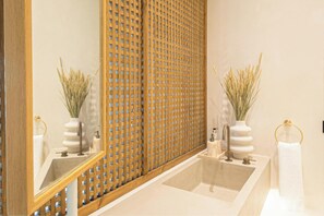 シャワー、レインフォールシャワー、環境にやさしいバスアメニティ、ヘアドライヤー