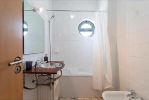 Towels, soap, toilet paper - Villa with swimming pool and private Jacuzzi (Quinta do Anjo)
