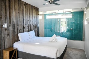 4 bedrooms, iron/ironing board, free WiFi, bed sheets - The Harmony Retreat - Luxurious Murrays Beach Retreat (Murrays Beach)