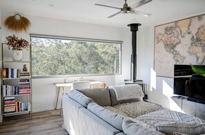 Smart TV, fireplace, video games, offices - The Harmony Retreat - Luxurious Murrays Beach Retreat (Murrays Beach)